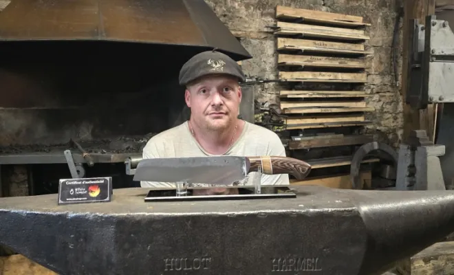 Deux lames, un souvenir : forger en couple dans la chaleur de l’atelier, Vielverge, O Feu Forgé