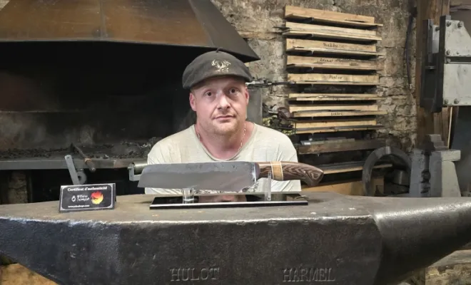 Deux lames, un souvenir : forger en couple dans la chaleur de l’atelier, Vielverge, O Feu Forgé