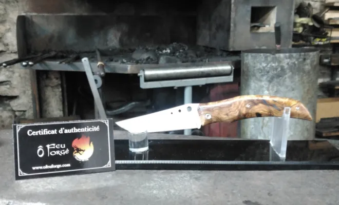 Un couteau pliant unique, né de patience et de précision, Vielverge, O Feu Forgé