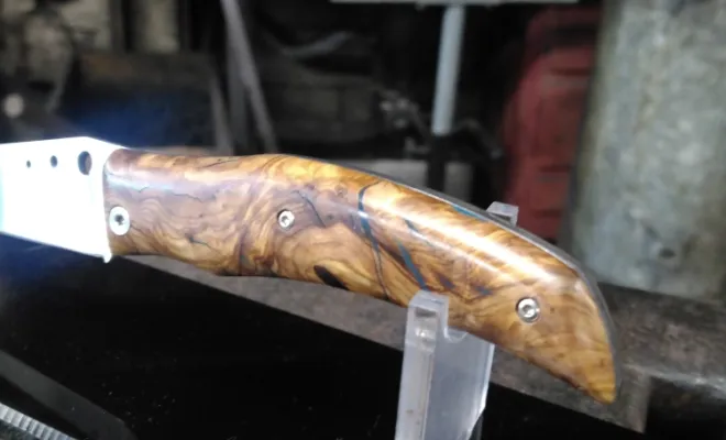 Un couteau pliant unique, né de patience et de précision, Vielverge, O Feu Forgé