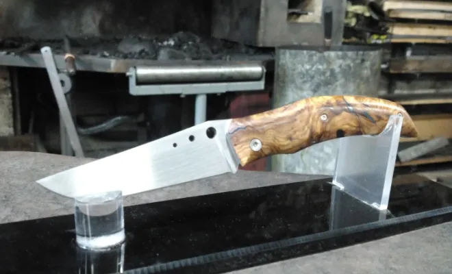 Un couteau pliant unique, né de patience et de précision, Vielverge, O Feu Forgé