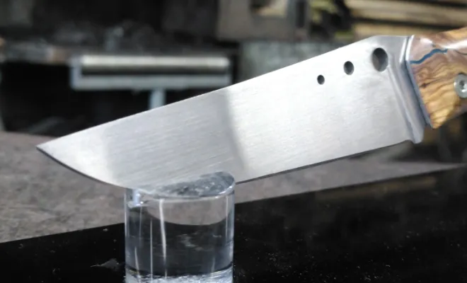 Un couteau pliant unique, né de patience et de précision, Vielverge, O Feu Forgé