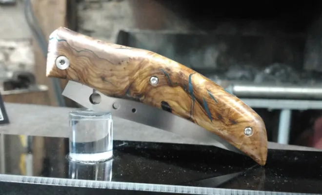 Un couteau pliant unique, né de patience et de précision, Vielverge, O Feu Forgé