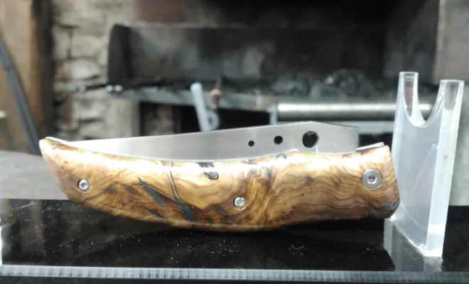 Un couteau pliant unique, né de patience et de précision, Vielverge, O Feu Forgé