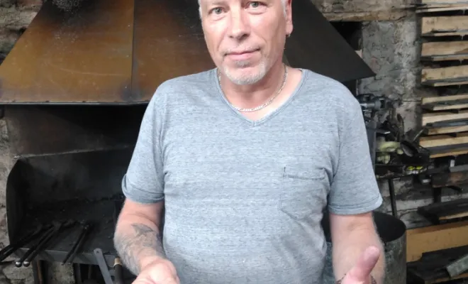 Un couteau pliant unique, né de patience et de précision, Vielverge, O Feu Forgé
