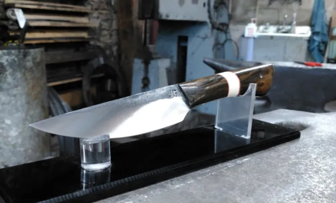 Un couteau forgé sur mesure, entre passion et transmissionRetour sur une création unique réalisée à l’atelier Ô Feu Forgé, au cœur de la Côte-d'OrRetour sur une création unique réalisée à l’atelier Ô Feu Forgé, au cœur de la Côte-d'OrRetour sur une créati, Vielverge, O Feu Forgé