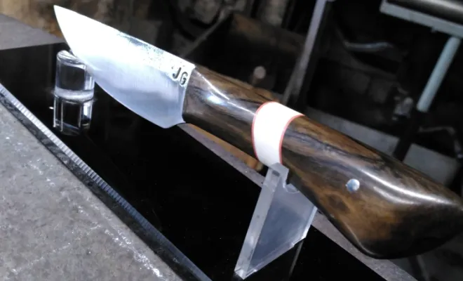 Un couteau forgé sur mesure, entre passion et transmissionRetour sur une création unique réalisée à l’atelier Ô Feu Forgé, au cœur de la Côte-d'OrRetour sur une création unique réalisée à l’atelier Ô Feu Forgé, au cœur de la Côte-d'OrRetour sur une créati, Vielverge, O Feu Forgé