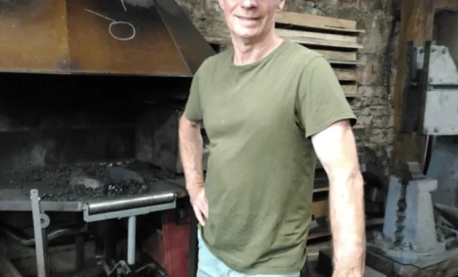 Un couteau forgé sur mesure, entre passion et transmissionRetour sur une création unique réalisée à l’atelier Ô Feu Forgé, au cœur de la Côte-d'OrRetour sur une création unique réalisée à l’atelier Ô Feu Forgé, au cœur de la Côte-d'OrRetour sur une créati, Vielverge, O Feu Forgé
