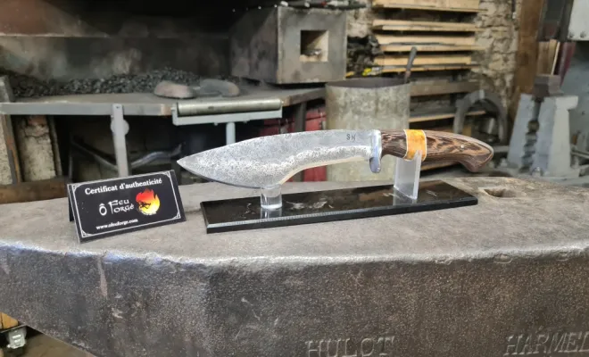 Un couteau forgé avec caractère sous la chaleur de l’atelier, Vielverge, O Feu Forgé