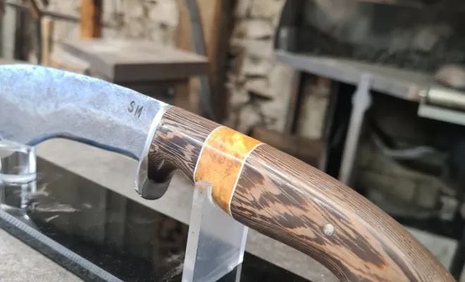Un couteau forgé avec caractère sous la chaleur de l’atelier, Vielverge, O Feu Forgé