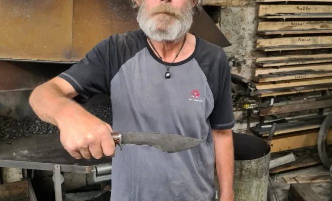 Un couteau forgé avec caractère sous la chaleur de l’atelier, Vielverge, O Feu Forgé