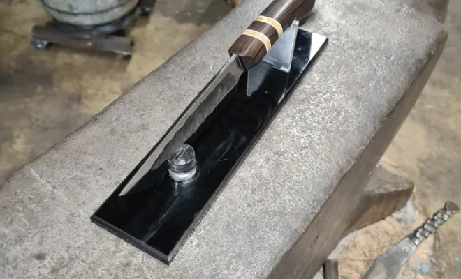 Forger un Yakut à la main : un stage coutellerie entre tradition et précision, Vielverge, O Feu Forgé