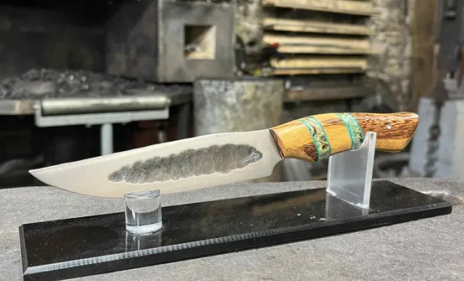 Karolanne forge son Yakut : un couteau entre force et équilibre, Vielverge, O Feu Forgé