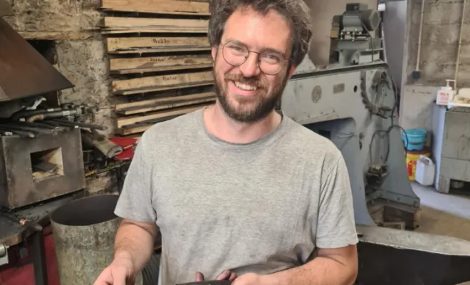 Un couteau forgé à la main, un sourire en plus, Vielverge, O Feu Forgé