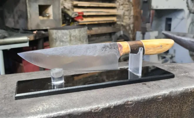 Un couteau forgé entre tradition et précision, Vielverge, O Feu Forgé