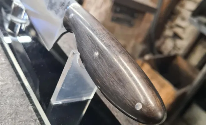 Un couteau forgé à la main, un sourire en plus, Vielverge, O Feu Forgé