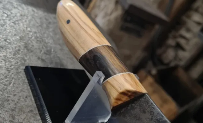 Un couteau forgé entre tradition et précision, Vielverge, O Feu Forgé