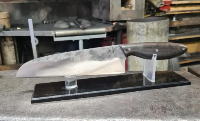 Un couteau forgé à la main, un sourire en plus, Vielverge, O Feu Forgé