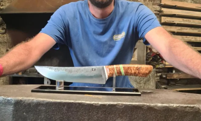 Un couteau de cuisine forgé dans la bonne humeur… et les années 90-2000Benjamin, venu d’Auxonne, a réalisé son premier couteau de cuisine à l’atelier Ô Feu Forgé, dans une atmosphère chaleureuse et teintée de souvenirs d’enfance., Vielverge, O Feu Forgé