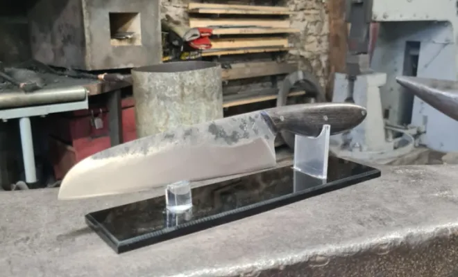 Un couteau forgé à la main, un sourire en plus, Vielverge, O Feu Forgé