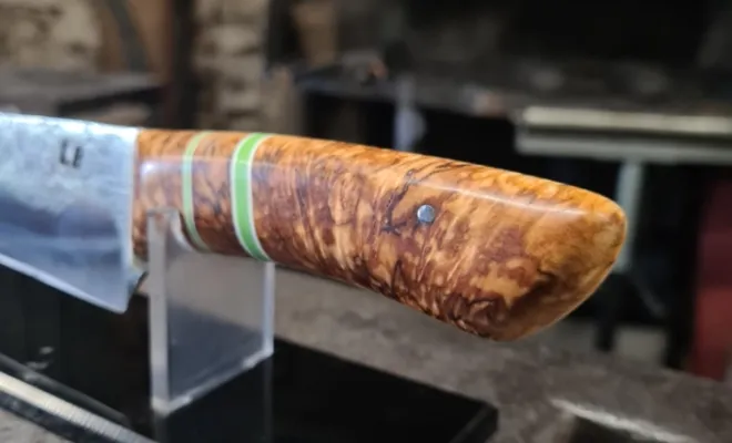 Un couteau de cuisine forgé dans la bonne humeur… et les années 90-2000Benjamin, venu d’Auxonne, a réalisé son premier couteau de cuisine à l’atelier Ô Feu Forgé, dans une atmosphère chaleureuse et teintée de souvenirs d’enfance., Vielverge, O Feu Forgé