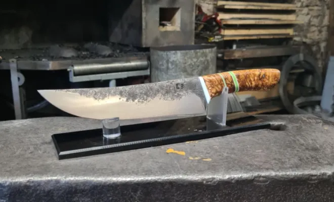 Un couteau de cuisine forgé dans la bonne humeur… et les années 90-2000Benjamin, venu d’Auxonne, a réalisé son premier couteau de cuisine à l’atelier Ô Feu Forgé, dans une atmosphère chaleureuse et teintée de souvenirs d’enfance., Vielverge, O Feu Forgé