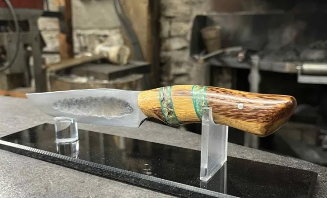 Karolanne forge son Yakut : un couteau entre force et équilibre, Vielverge, O Feu Forgé