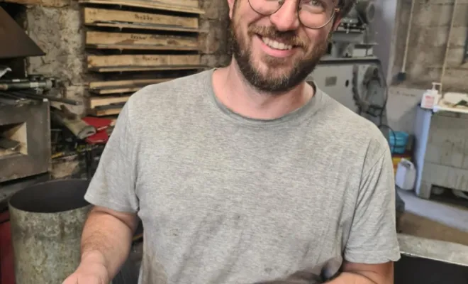 Un couteau forgé à la main, un sourire en plus, Vielverge, O Feu Forgé