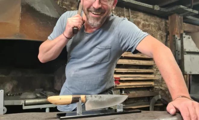 Un couteau forgé entre tradition et précision, Vielverge, O Feu Forgé
