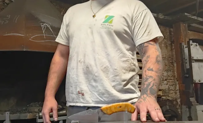 Quand Thomas façonne sa passion : retour sur une immersion au cœur de la forgeThomas découvre l’art du couteau forgé en 80CrV2 et se laisse happer par la passion, Vielverge, O Feu Forgé