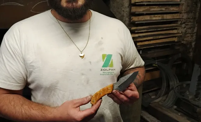 Quand Thomas façonne sa passion : retour sur une immersion au cœur de la forgeThomas découvre l’art du couteau forgé en 80CrV2 et se laisse happer par la passion, Vielverge, O Feu Forgé
