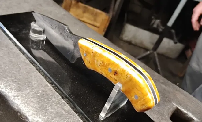 Quand Thomas façonne sa passion : retour sur une immersion au cœur de la forgeThomas découvre l’art du couteau forgé en 80CrV2 et se laisse happer par la passion, Vielverge, O Feu Forgé