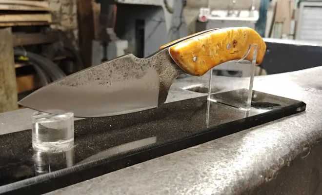 Quand Thomas façonne sa passion : retour sur une immersion au cœur de la forgeThomas découvre l’art du couteau forgé en 80CrV2 et se laisse happer par la passion, Vielverge, O Feu Forgé