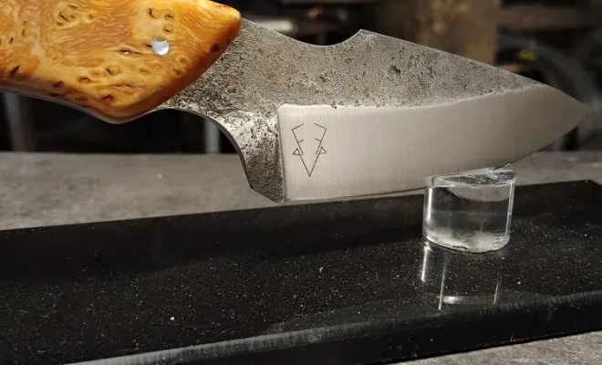Quand Thomas façonne sa passion : retour sur une immersion au cœur de la forgeThomas découvre l’art du couteau forgé en 80CrV2 et se laisse happer par la passion, Vielverge, O Feu Forgé