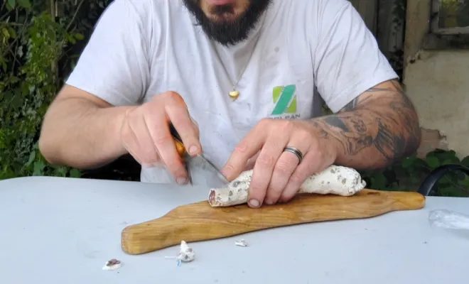 Quand Thomas façonne sa passion : retour sur une immersion au cœur de la forgeThomas découvre l’art du couteau forgé en 80CrV2 et se laisse happer par la passion, Vielverge, O Feu Forgé