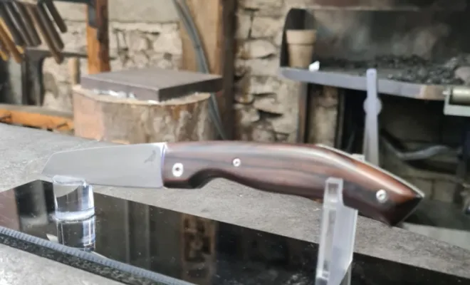 Simon et Le Hardi : une lame soignée, un manche en bois de Santos, et la rigueur au service du geste, Vielverge, O Feu Forgé