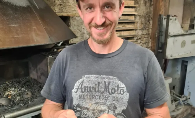 Simon et Le Hardi : une lame soignée, un manche en bois de Santos, et la rigueur au service du geste, Vielverge, O Feu Forgé
