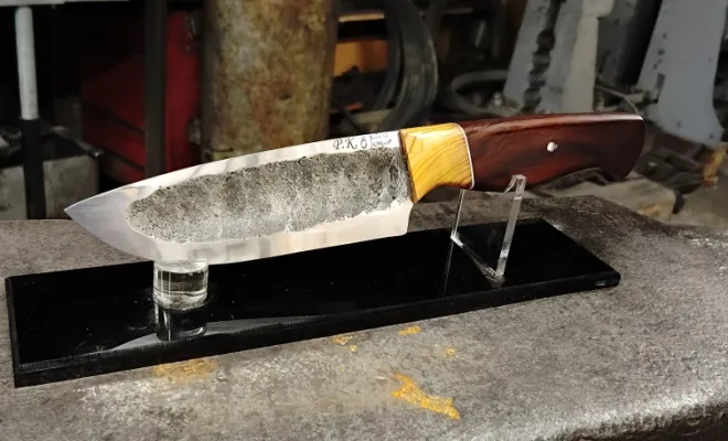 Kilian forge un Yakut de terrain à l’atelier, Vielverge, O Feu Forgé