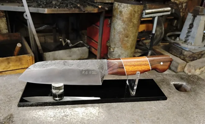 Pascal forge son couteau de cuisine, Vielverge, O Feu Forgé
