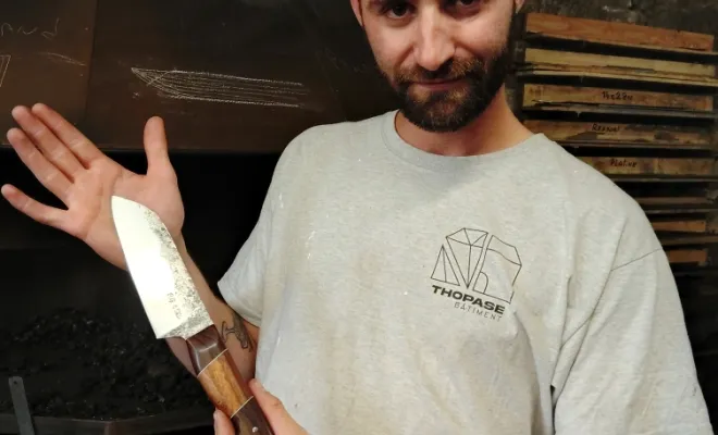 Pascal forge son couteau de cuisine, Vielverge, O Feu Forgé