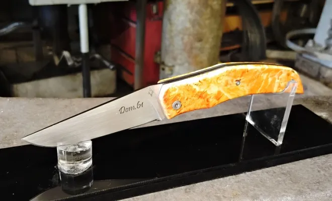À l’atelier, un pliant chargé d’émotionQuand la transmission prend forme à l’atelier, Vielverge, O Feu Forgé