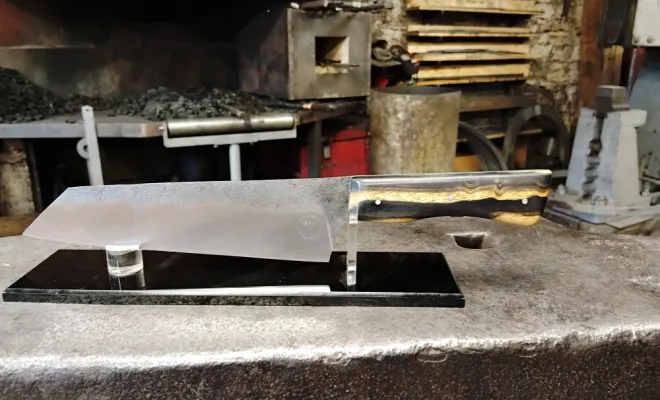 Antoine forge son premier couteau, Vielverge, O Feu Forgé