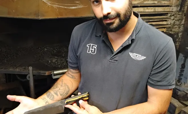 Antoine forge son premier couteau, Vielverge, O Feu Forgé
