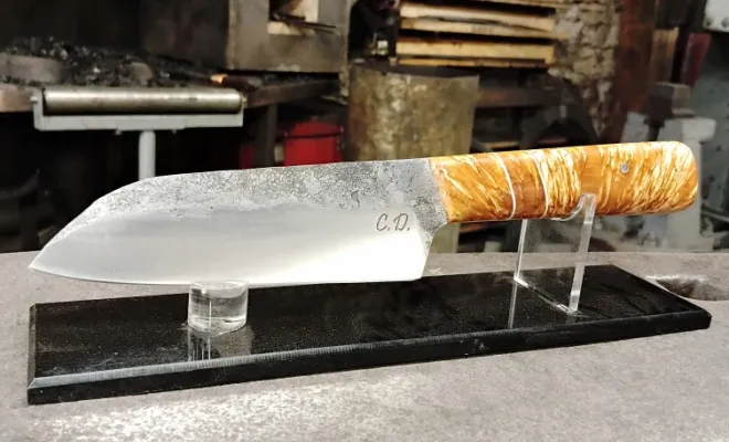 Christophe forge son couteau de cuisine Santoku à l’atelier Ô Feu Forgé, Vielverge, O Feu Forgé