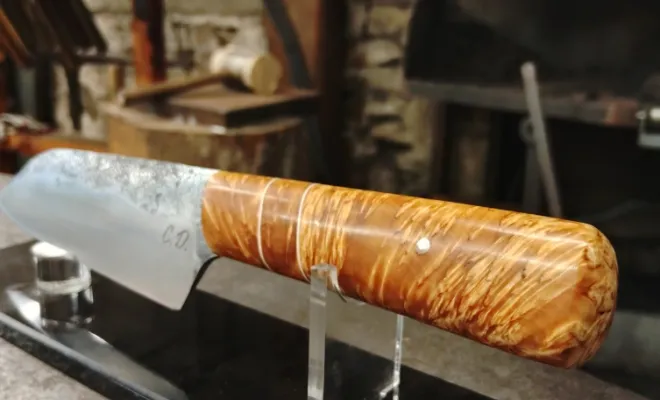 Christophe forge son couteau de cuisine Santoku à l’atelier Ô Feu Forgé, Vielverge, O Feu Forgé