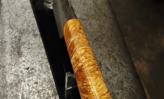Christophe forge son couteau de cuisine Santoku à l’atelier Ô Feu Forgé, Vielverge, O Feu Forgé