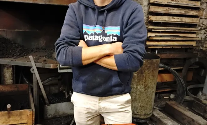 Pierre forge son couteau de cuisine Santoku à l’atelier Ô Feu Forgé, Vielverge, O Feu Forgé