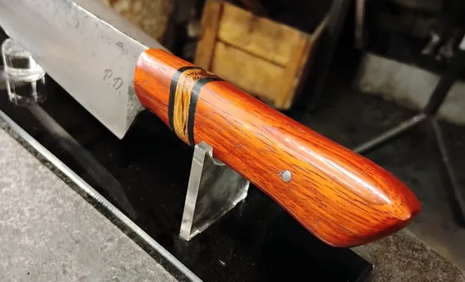 Pierre forge son couteau de cuisine Santoku à l’atelier Ô Feu Forgé, Vielverge, O Feu Forgé