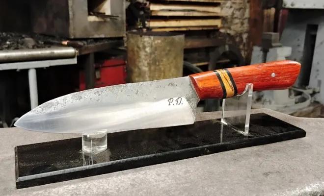 Pierre forge son couteau de cuisine Santoku à l’atelier Ô Feu Forgé, Vielverge, O Feu Forgé