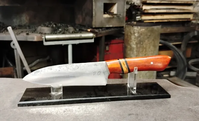 Pierre forge son couteau de cuisine Santoku à l’atelier Ô Feu Forgé, Vielverge, O Feu Forgé